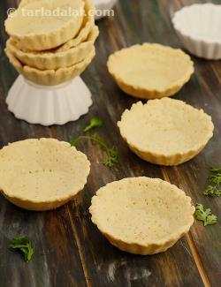 Cute and small, thick and crusty, tarts form a great base for desserts. They are usually made of flour, salt and butter, but ingredients like almonds might be added for a special touch. 