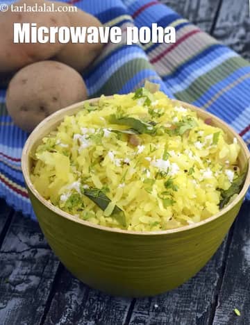 माइक्रोवेव पोहा रेसिपी (माइक्रोवेव में बटाटा पोहा)