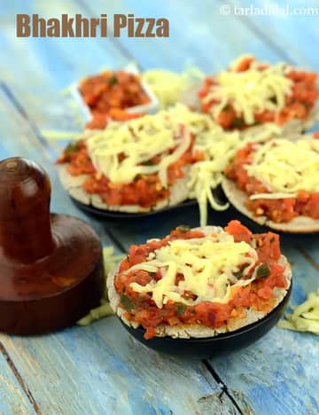 भाखरी पिज़्ज़ा रेसिपी (ग्लूटेन फ्री इंडियन पिज़्ज़ा)