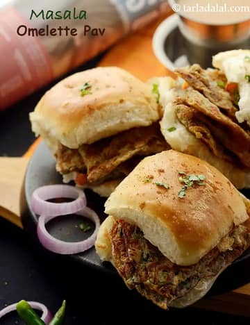 Masala Omelette Pav Recipe (Mumbai Roadside Omelette Pav)