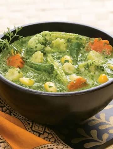 Vegetables In Spinach Gravy ( Popular Restaurant Gravies ) Recipe