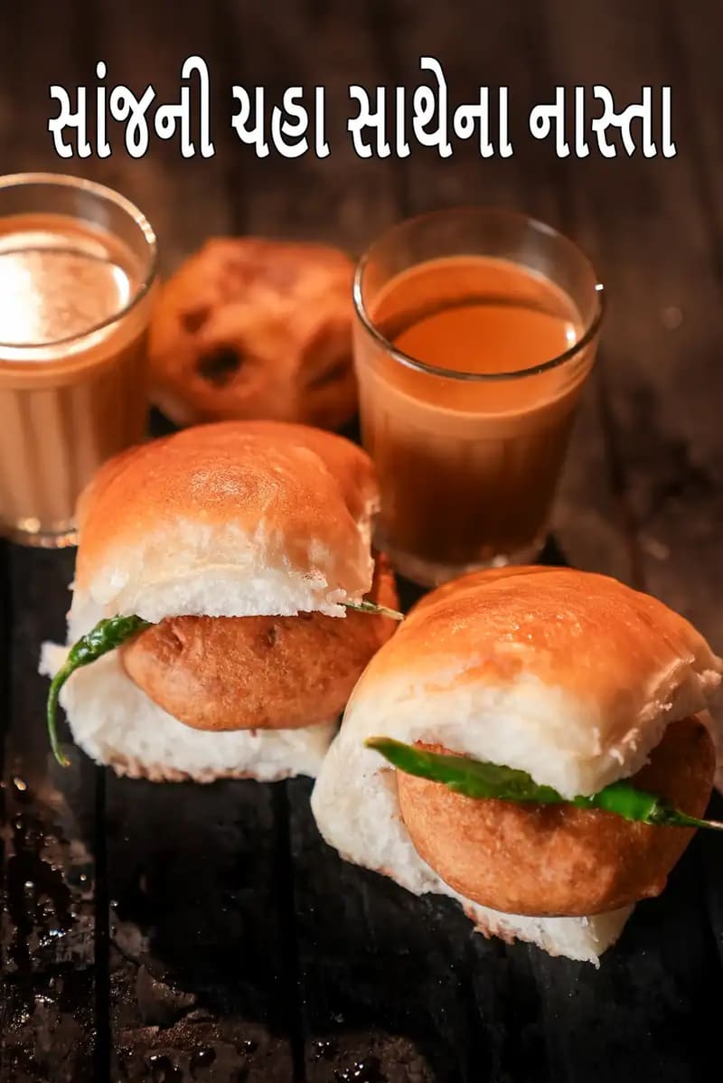 લાકડાની ટેબલ પર વડા પાવ અને ગરમ ચાના બે ગ્લાસ સાથે સાંજના ટી ટાઈમ નાસ્તા