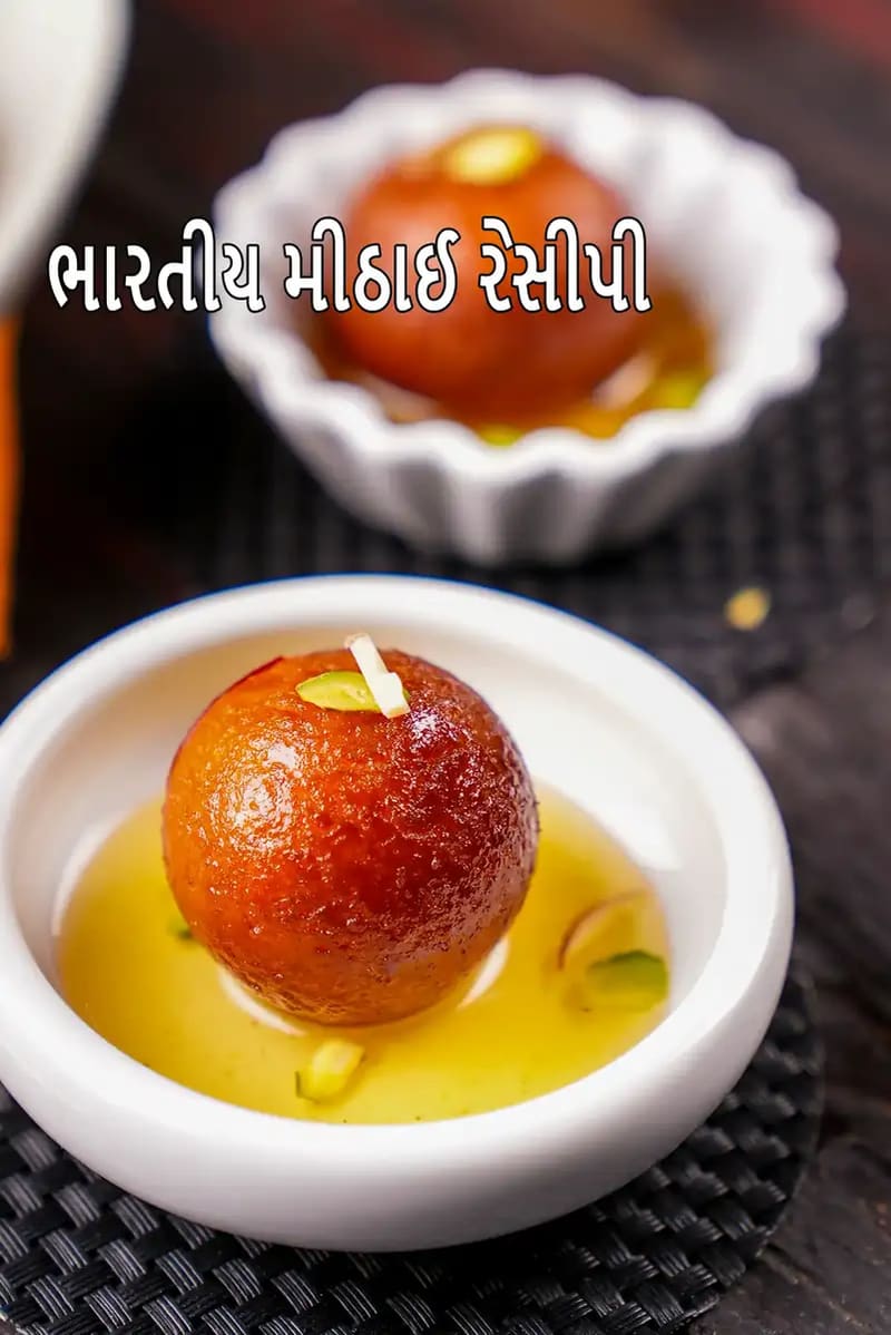 ગુલાબ જાંબુ, બરફી, ખીર અને અન્ય પરંપરાગત ભારતીય મીઠાઈઓની સુંદર ગોઠવણી।