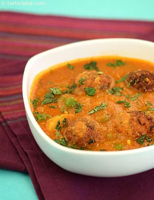 Bread Koftas In Pumpkin Curry ( Saatvik Khana Recipe), Saatvik Recipes | Tarla Dalal