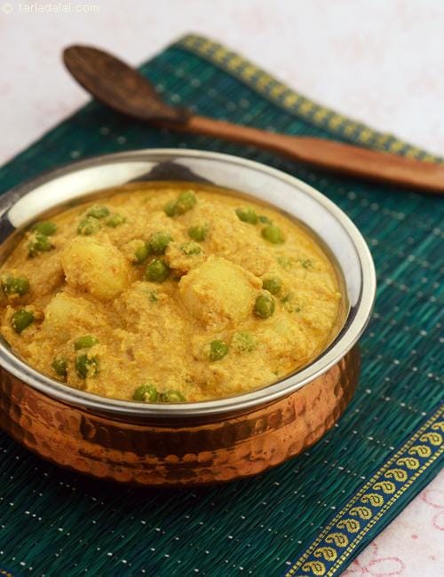 Moghlai Aloo | Tarla Dalal