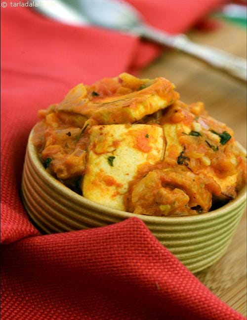 Stuffed Paneer Slices In Moghlai Gravy recipe, Indian Tava Recipes | Tarla Dalal