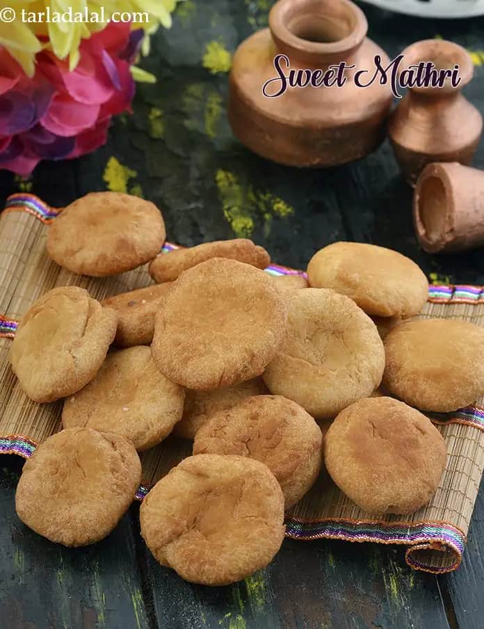Sweet Mathri Recipe (Meethi Mathri Â€“ Tea Time Snack)