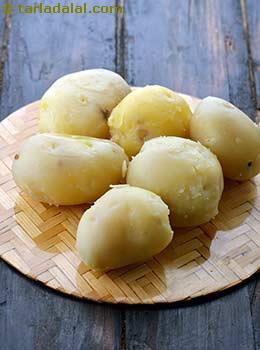 How do you keep potatoes white after peeling?