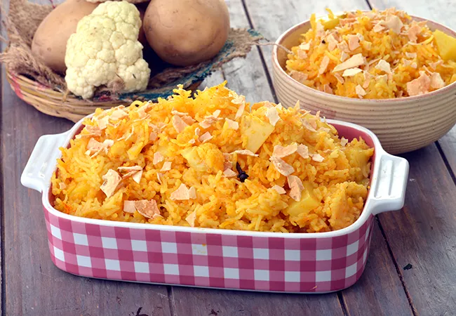  Aloo Gobhi Pulao ( Pressure Cooker )