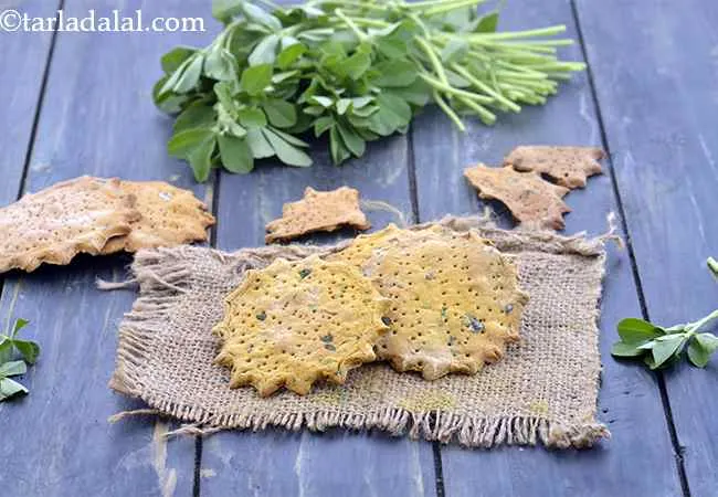 baked methi mathri recipe | healthy crispy methi mathri | baked mathari | healthy jar snack |