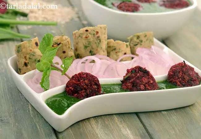 बीटरुट टिक्कीस् इन स्पिनॅच ग्रेवी