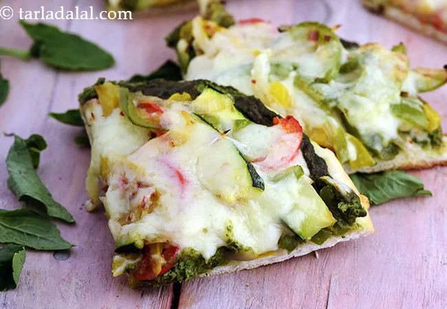 Bellpepper, Zucchini and Pesto Pizza