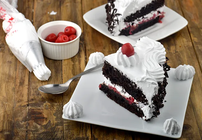 ब्लैक फॉरेस्ट आईस-क्रीम केक - Black Forest Ice-cream Cake