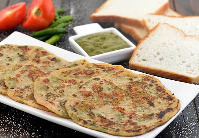 bread uttapam recipe | instant bread dosa | instant breakfast | easy Indian leftover bread recipe