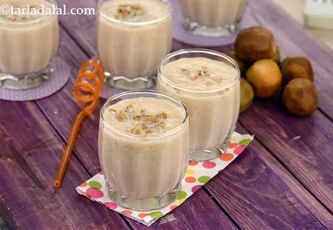 चिकू और नटस् का मिल्कशेक - Chickoo and Nut Milkshake