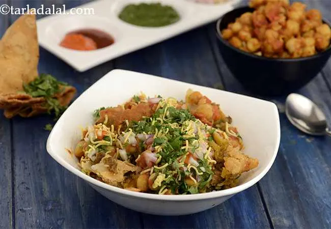 समोसा चाट रेसिपी | छोले समोसा चाट | समोसा छोले | दिल्ली समोसे चाट - Chole Samosa Chaat
