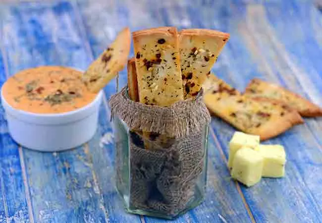 हर्बड पीटा स्ट्रिप्स | पीटा स्ट्रिप्स् - Herbed Pita Strips 