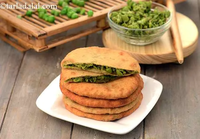 Khamiri Green Peas Puris
