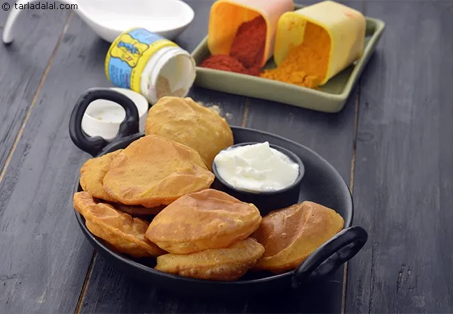 Masala Puris Served with Curds and Chunda