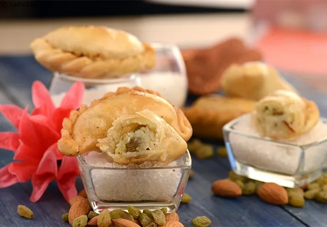  मावा कचौड़ी - Mawa Kachori, Khoya Kachori, Mawa Sweet Samosa 