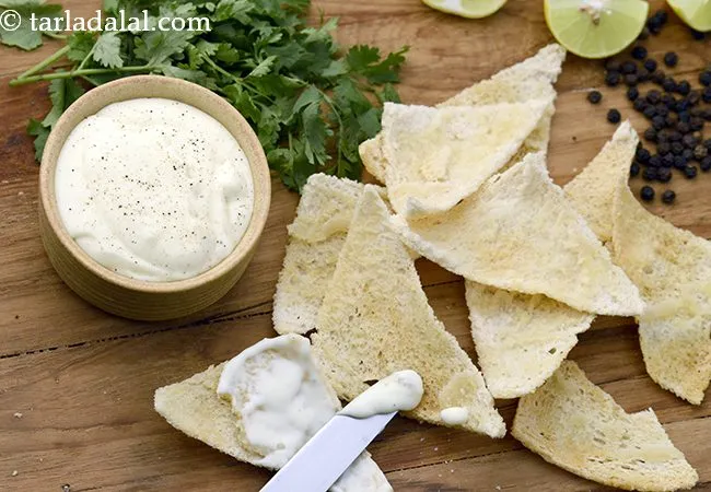 Melba Toast with Creamy Cheese Dip