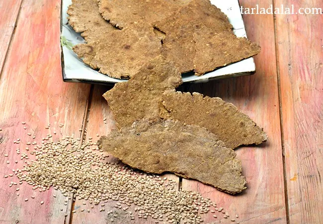 नाचनी तिल खाखरा रेसिपी | घर का बना रागी खाखरा | स्वस्थ स्वादिष्ट नाचनी खाखरा | रागी रेसिपी