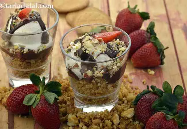  Quick Strawberry and Chocolate Sundae