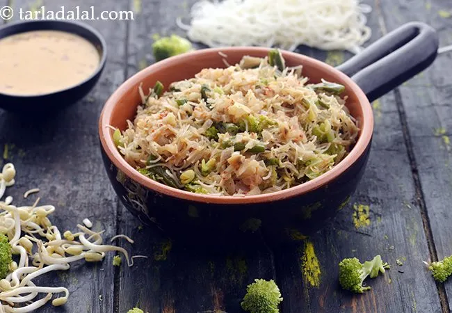 Rice Noodles with Vegetables in Thai Red Curry Sauce