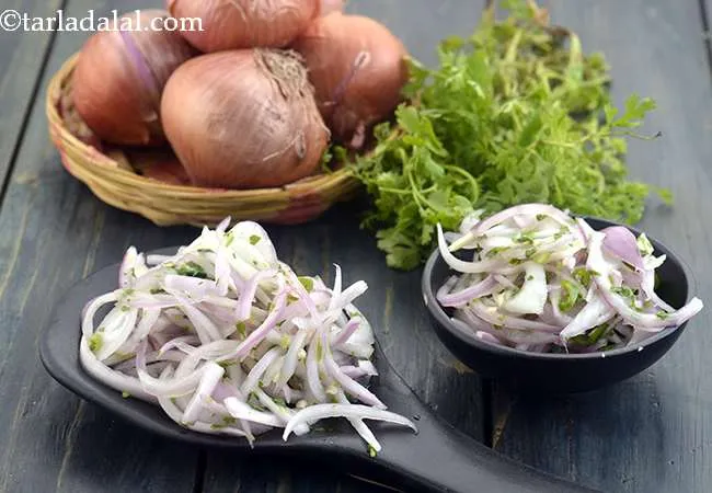 Sliced Onions with Lemon Juice and Green Chillies