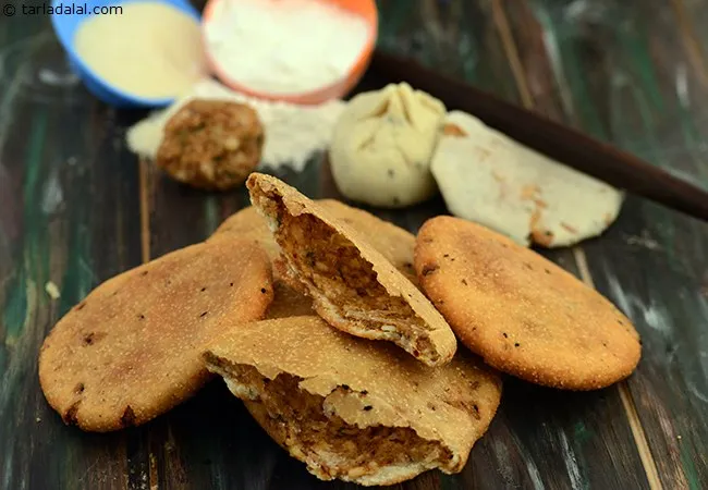 Spicy-Urad-Dal-Puris