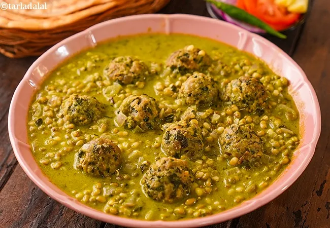 Sprouted Curry with Methi Muthia