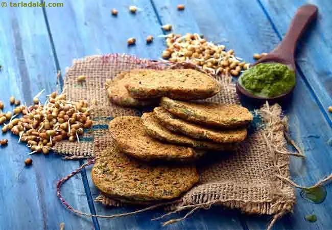 Sprouted Matki and Coriander Mini Uttapa