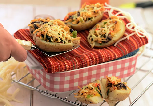  स्टफ्ड पोटैटो विद स्पैगटी - Stuffed Potatoes with Spaghetti 