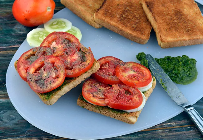  ककड़ी और टमाटर की चटनी सैंडविच | टमाटर ककड़ी ओपन सैंडविच - Tomato and Cucumber Open Sandwich 
