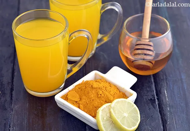 हल्का गर्म शहद नींबू का पानी हल्दी के साथ की रेसिपी | Warm Honey Lemon Water with Turmeric
