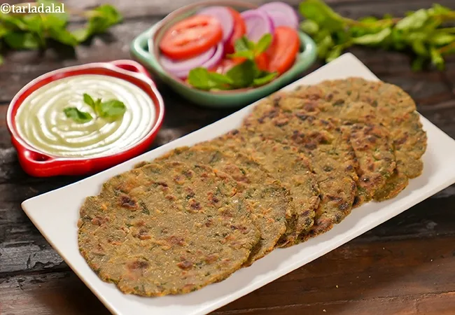 bajra gajar palak paratha recipe | healthy bajra vegetable roti | gluten free bajra gajar palak thepla