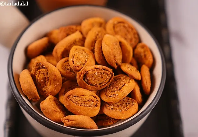baked bhakarwadi recipe | healthy baked bhakarwadi | Maharashtrian baked snack |