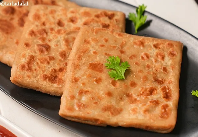 cheesy cauliflower paratha recipe | cauliflower cheese lifafa paratha | gobi cheese paratha |