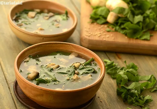 clear soup with spinach and mushrooms recipe | mushroom spinach soup | healthy mushroom clear soup | garlic spinach mushroom soup