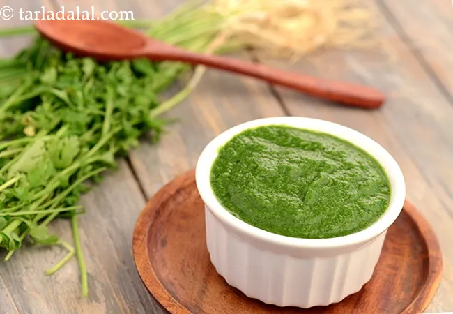 coriander garlic chutney recipe | dhaniya lahsun ki chutney | healthy green garlic coriander chutney | hare lehsun ki chutney