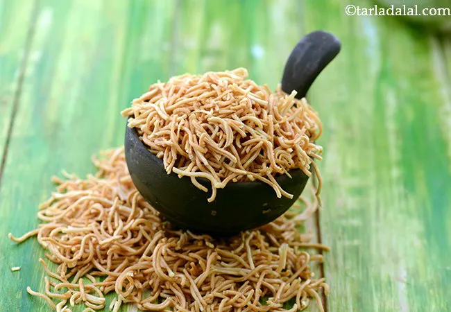 crispy fried noodles recipe | Indian style crispy fried hakka noodles at home | Chinese fried noodles |