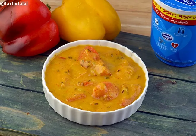 dahi simla mirch ki sabzi recipe | dahiwale simla mirch | Indian capsicum curd curry | bell pepper yogurt curry | microwave sabzi