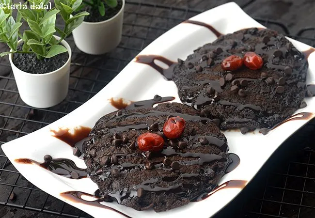 eggless whole wheat chocolate chip pancakes recipe | Indian choco chip pancake | eggless vanilla chocolate chip pancakes | chocolate chip pancakes without eggs |