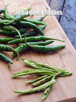 sliced green chillies