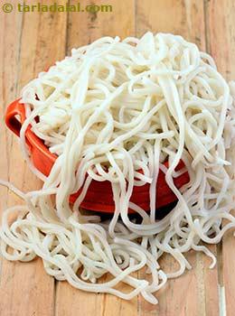 boiled hakka noodles