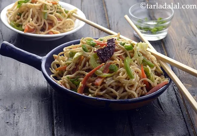 hakka noodles recipe | Indo Chinese hakka noodles | vegetable hakka noodles | Indian street style hakka noodles