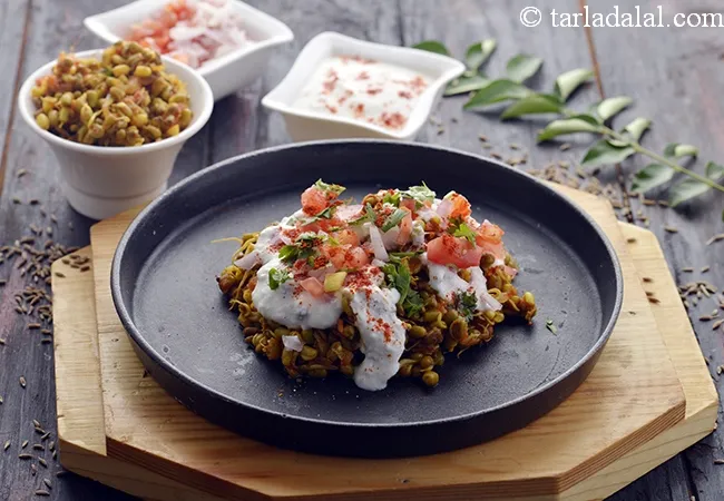 healthy moong chaat recipe | moong sprouts chaat | sprouted moong chaat | sprouts chaat for weight loss |