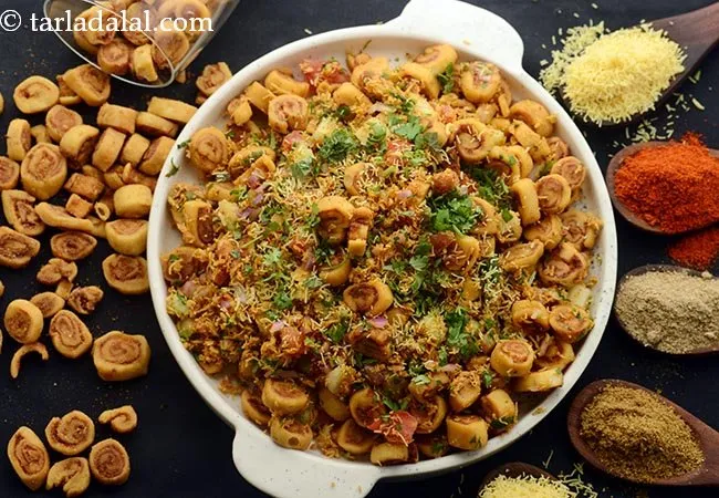 quick bhakarwadi chaat | mini bhakarwadi chaat | Maharashtrian style bhakarwadi chaat | bhakarwadi bhel |