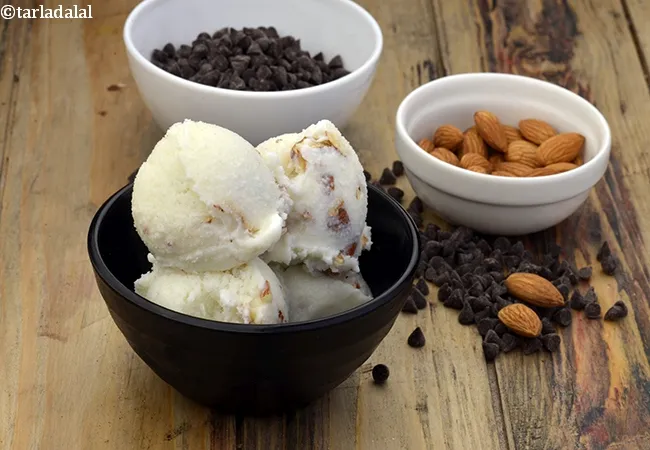 roasted almond ice cream recipe | roasted almond ice cream with chocolate chips | how to make almond ice cream | chocolate chip almond ice cream |