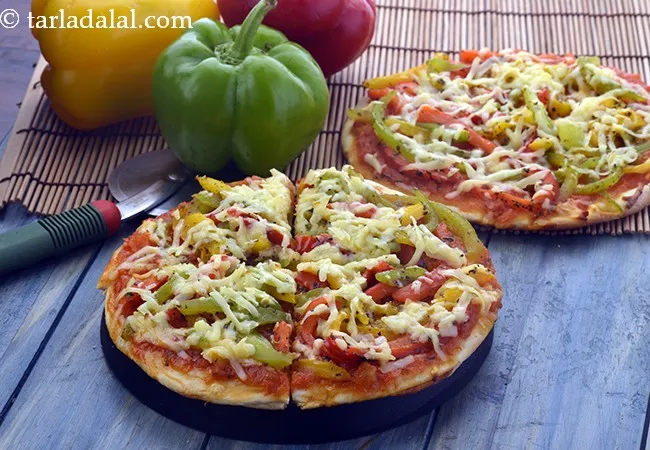 roasted bell pepper and cheese pizza recipe | pizza with roasted pepper and mozzarella cheese | roasted capsicum and cheese pizza